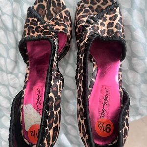 Betsey Johnson cheetah heels 9.5